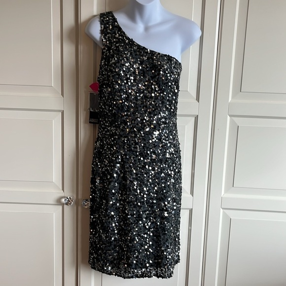Adrianna Papell One
Shoulder Sequin Dress 100% Silk Silver Knee Length Sz 10 - Picture 4 of 15